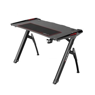 Configuración de objetivos de jugadores profesionales Escritorio moderno y de juegos con accesorios asequibles