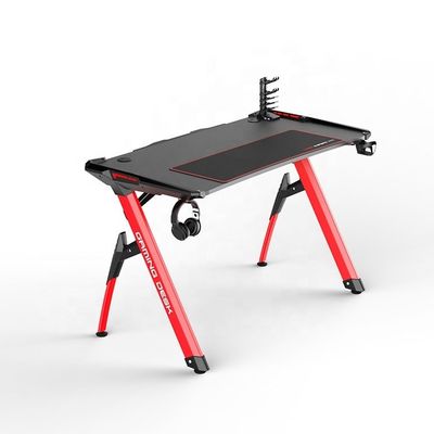 Configuración de objetivos de jugadores profesionales Escritorio moderno y de juegos con accesorios asequibles