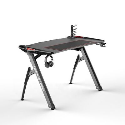 Configuración de objetivos de jugadores profesionales Escritorio moderno y de juegos con accesorios asequibles