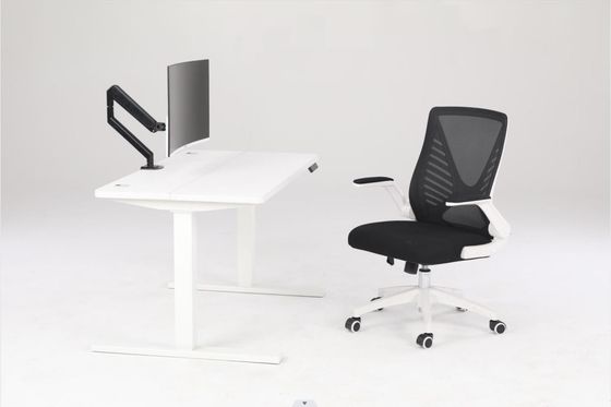 Escritorio ajustable en altura con material de superficie de tablero E1 PB y diseño ergonómico