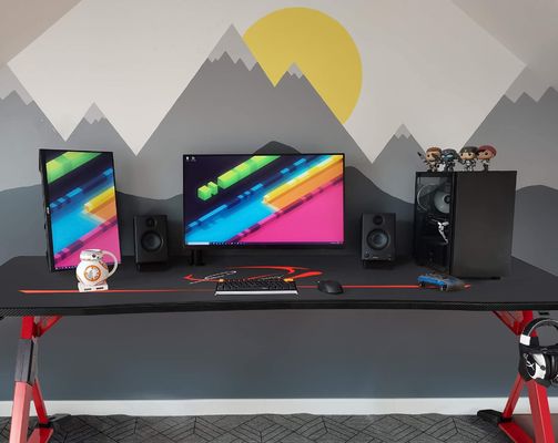 Escritorio de juegos de superficie de plástico en forma de Z con portacabezas y gancho para auriculares