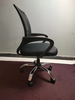 Silla de oficina ajustable con malla en la parte media de la espalda para comodidad ejecutiva y personalización