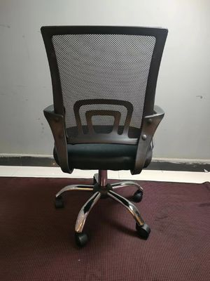 Silla de oficina ajustable con malla en la parte media de la espalda para comodidad ejecutiva y personalización