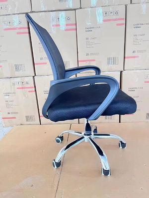 Mesa de oficina giratoria ergonómica moderna con base de plata para mejorar la eficiencia del trabajo