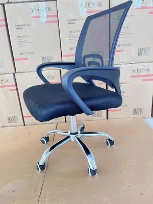 Mesa de oficina giratoria ergonómica moderna con base de plata para mejorar la eficiencia del trabajo