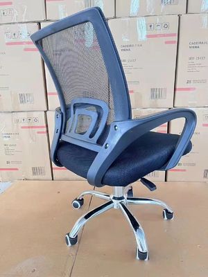 Mesa de oficina giratoria ergonómica moderna con base de plata para mejorar la eficiencia del trabajo