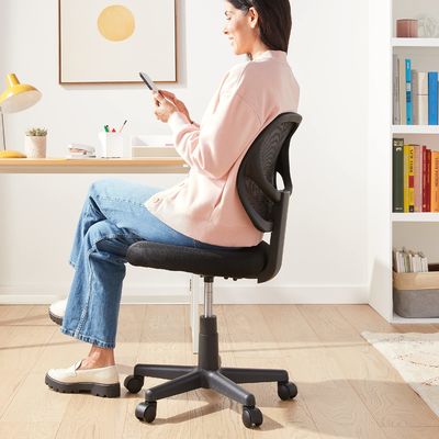 Silla de escritorio de computadora con espalda baja con función giratoria y revestimiento de malla ajustable de altura