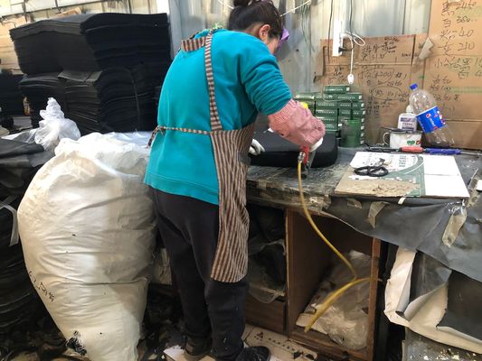 Alturas ajustables Silla de escritorio de malla con espalda alta con brazos abatibles y estilo de diseño moderno