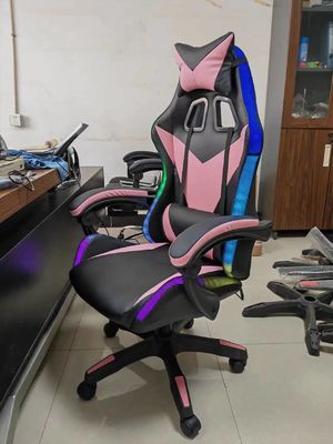 Silla de juegos RGB con luces y altavoces Silla de juegos de ordenador de masaje de cuero PU