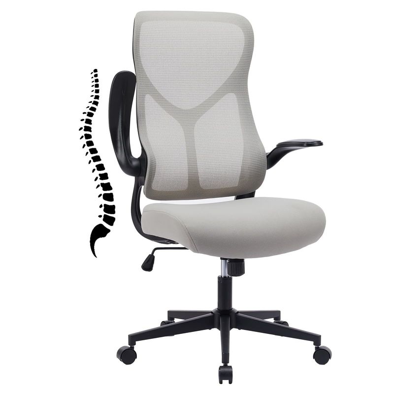 Silla de malla con respaldo alto con reposabrazos abatibles y apoyo lumbar incluido